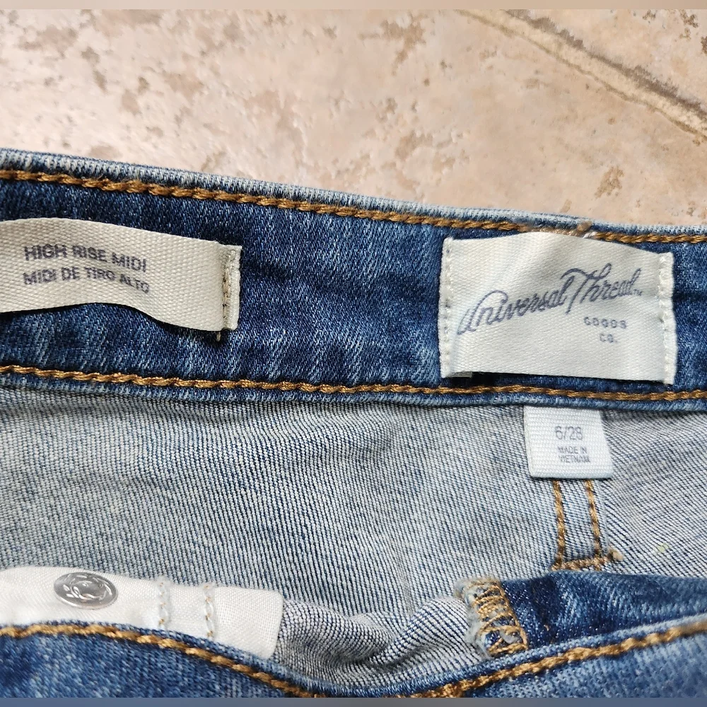 Universal Thread Denim Women's Shorts, Size 6/28 - Picture 3 of 4